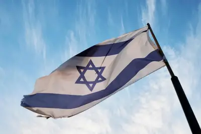 واجهة مبنى سكني متضرر في غزة مع أنقاض على الرصيف