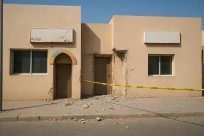 واجهة مبنى في الرياض تظهر عليها أضرار طفيفة جراء تساقط شظايا