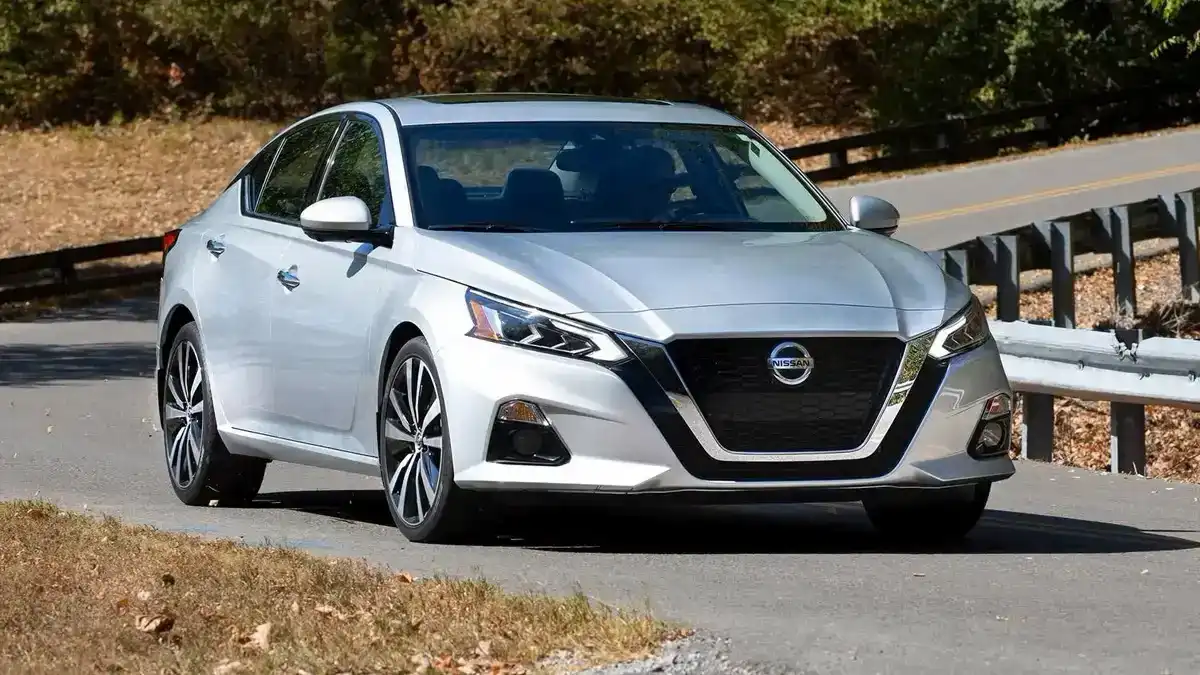 مواصفات نيسان التيما السيدان 2026.. تحذيرات قوية عند الحوادث