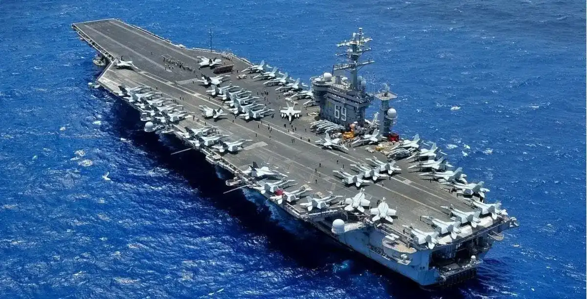 حاملة طائرات امريكية