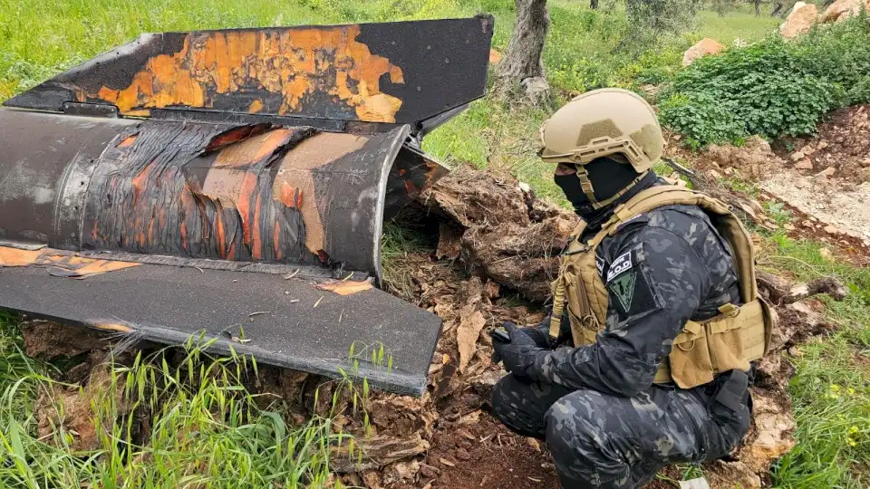 الشرطة الفلسطينية تتعامل مع شظايا صاروخية