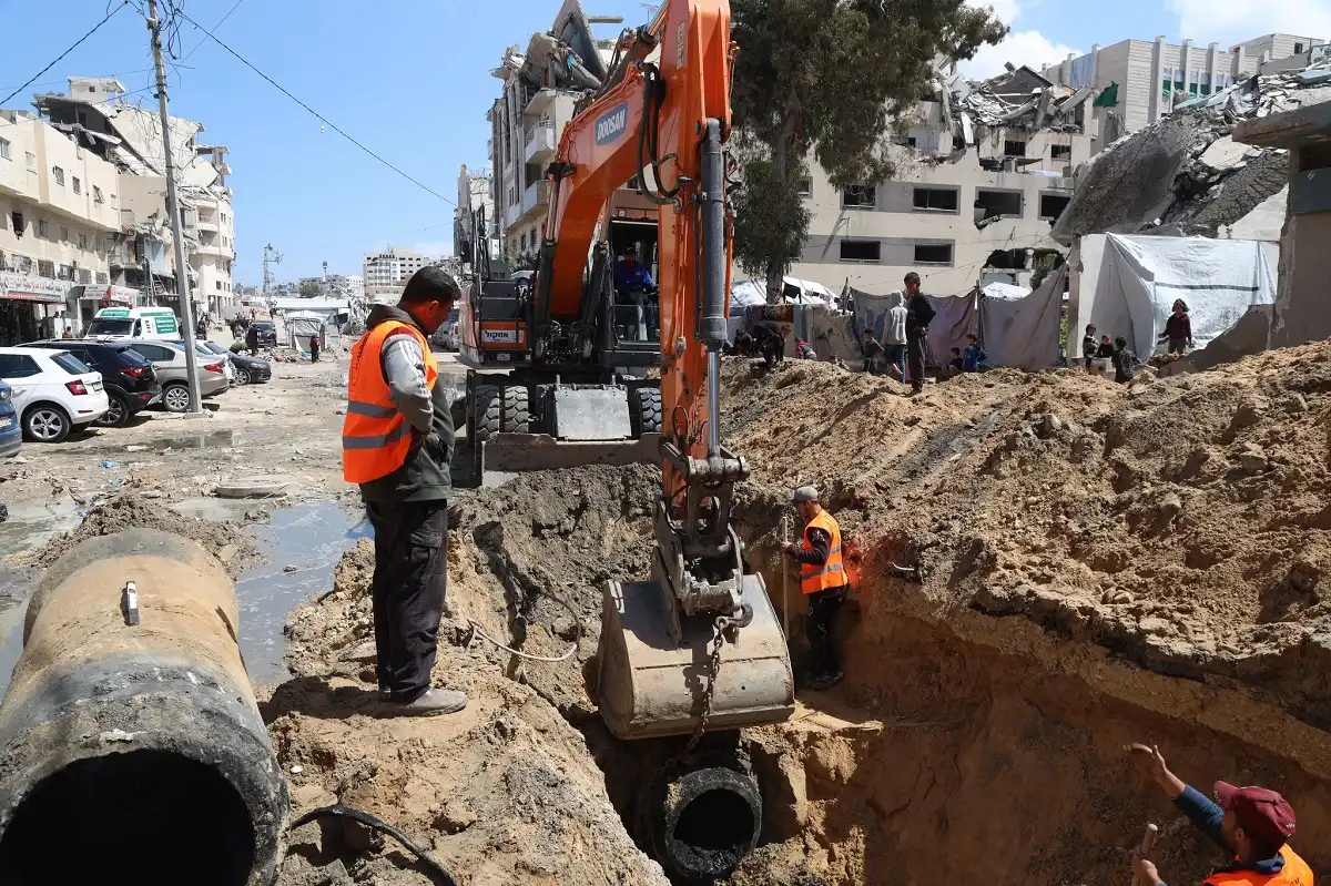 إصلاح خط تصريف مياه الأمطار بحي الرمال