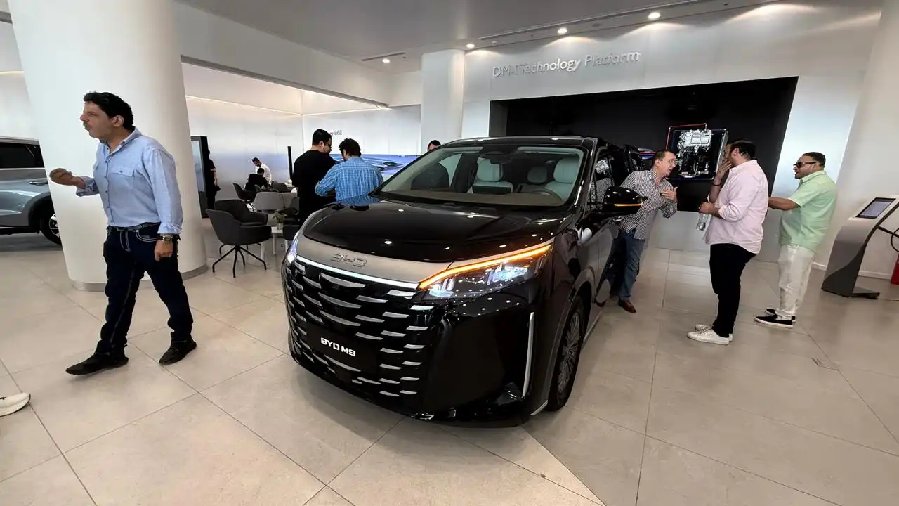 سيارة BYD M9 DM-i